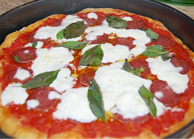 Pizza con Salamini Italiani alla Cacciatora DOP, Burrata e basilico