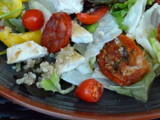 Insalatona con quinoa, pollo pomodori e Salsiccia di Calabria DOP
