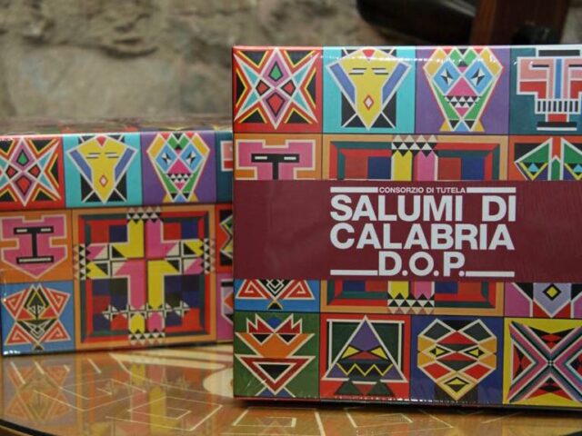 Le “Confezioni d’autore” dei Salumi Calabri DOP danno vita alla mostra “I Colori dell’Anima” all’interno del Festival Euromediterraneo di Altomonte