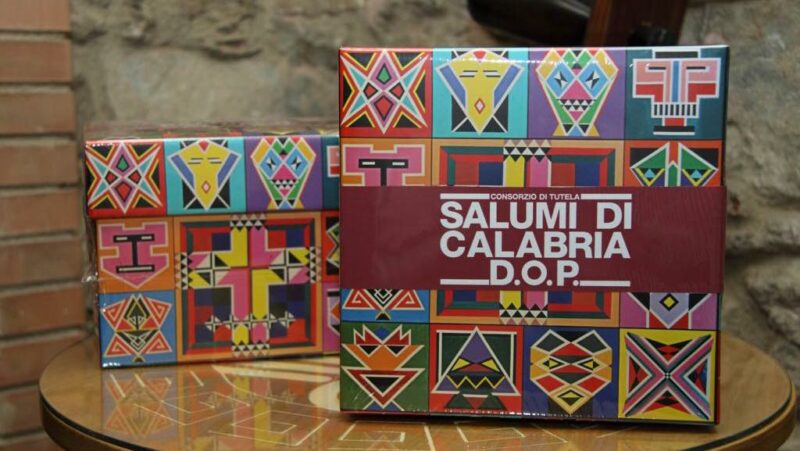 Le “Confezioni d’autore” dei Salumi Calabri DOP danno vita alla mostra “I Colori dell’Anima” all’interno del Festival Euromediterraneo di Altomonte